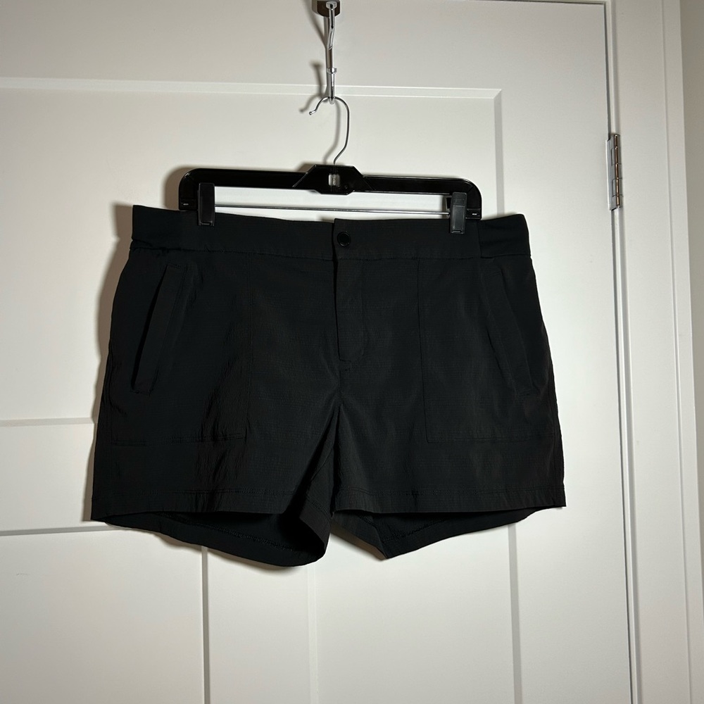 Athleta plus size 16 black shorts
